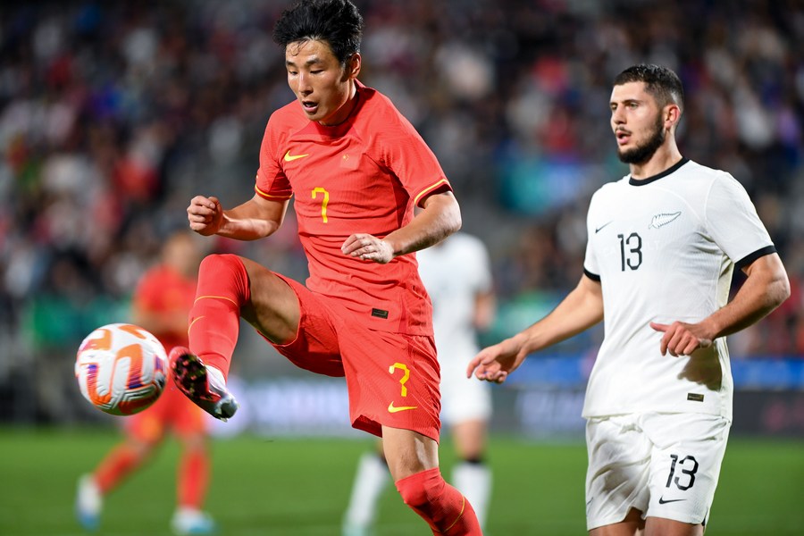 Tiongkok VS Bahrain-Wu Lei.jpg