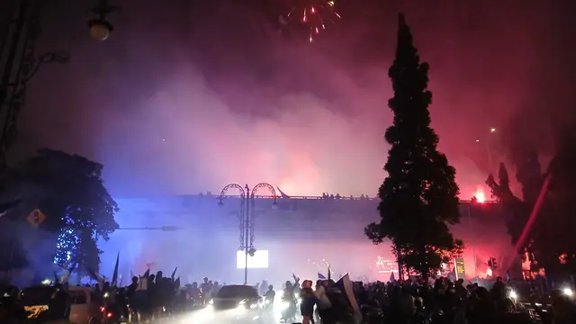 Tak Sabar Rayakan Persib Juara BRI Liga 1 Bobotoh Konvoi di Jalanan dan Gelar Pesta