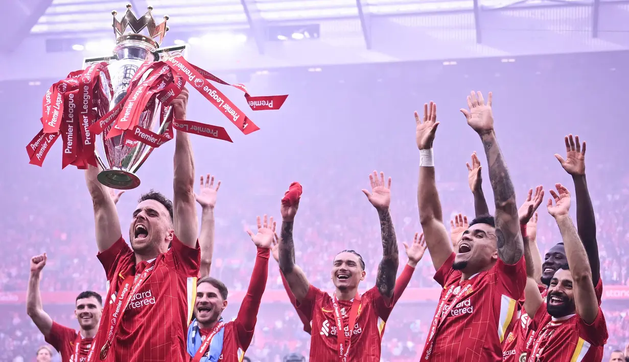 Penantian Panjang Usai Liverpool Angkat Trofi Juara Liga Inggris di Anfield