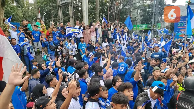 Bobotoh Berpesta di Gedung Sate Persib Pamerkan Trofi Juara