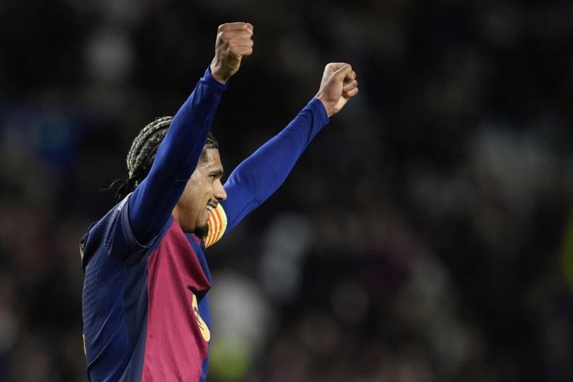 Tidak Dijual Hansi Flick Pastikan Ronald Araujo Masih Masuk Proyeksi Barcelona